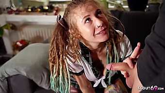 Hausgemachtes Video Einer Deutschen Teenagerin Mit Dreadlocks, Die Von Ihrem Lehrer Verführt Und Gefickt Wird