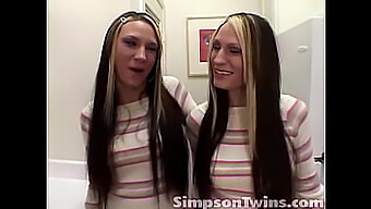 Házi Videó Simpson Twins-Ről, Amint A Konyhában Kényeztetik Magukat