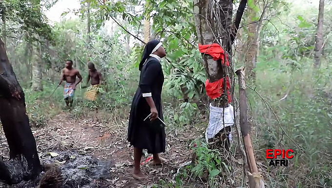 Tiga Orang Yang Intens Dengan Lelaki Afrika Dan Mubaligh Kulit Putih.